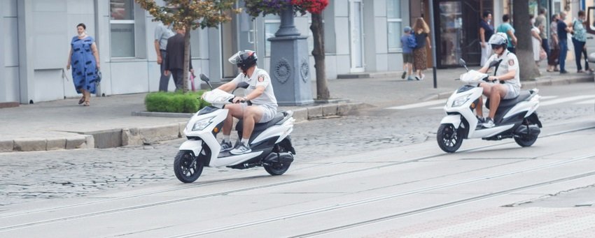 В Виннице инспекторы по парковке пересели на электроскутеры. Фото В Виннице инспекторы по парковке пересели на электроскутеры. Фото