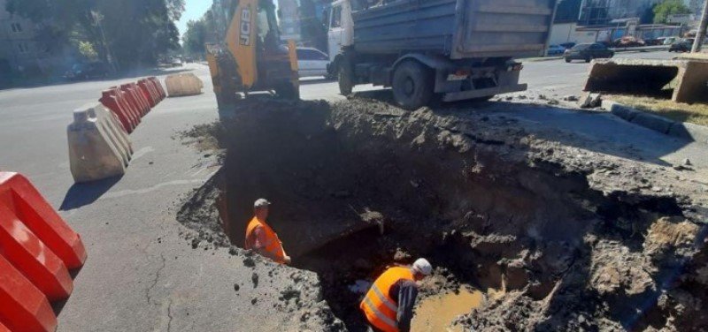 Часть "Вишенки" осталась без горячей воды из-за прорыва на проспект... Часть "Вишенки" осталась без горячей воды из-за прорыва на проспекте Юности