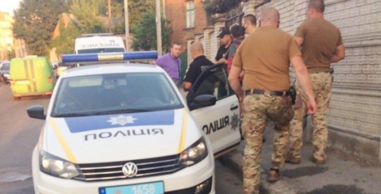 В Виннице отец и сын стреляли в курьера, который доставлял пиццу. Ф... В Виннице отец и сын стреляли в курьера, который доставлял пиццу. Фото