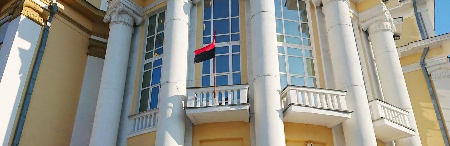 На Винницкой ОГА вывесили повстанческий флаг ОУН-УПА На Винницкой ОГА вывесили повстанческий флаг ОУН-УПА