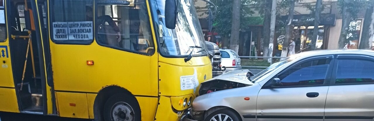 В Виннице на Тяжилове “Ланос” пошел в “лобовую” с маршруткой на ост... В Виннице на Тяжилове “Ланос” пошел в “лобовую” с маршруткой на остановке