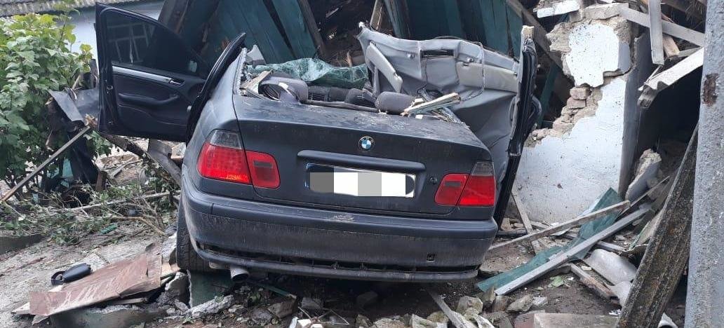 Смертельное ДТП в Жмеринском районе: BMW влетел в забор и разрушил... Смертельное ДТП в Жмеринском районе: BMW влетел в забор и разрушил здание
