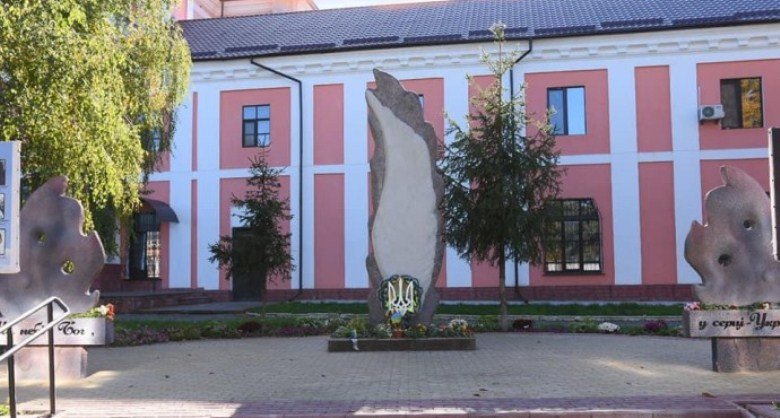 На Винниччине открыли памятник "Борцам за независимость Украины" На Винниччине открыли памятник "Борцам за независимость Украины"