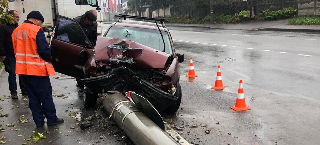 В Виннице водитель Opel Astra сбил электроопору. Двое пассажиров в... В Виннице водитель Opel Astra сбил электроопору. Двое пассажиров в больнице. Фото