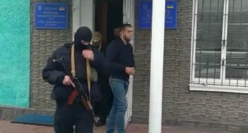 Полицейскому пришлось стрелять. Подробности нападения на членов изб... Полицейскому пришлось стрелять. Подробности нападения на членов избирательной комиссии в Тульчинском районе
