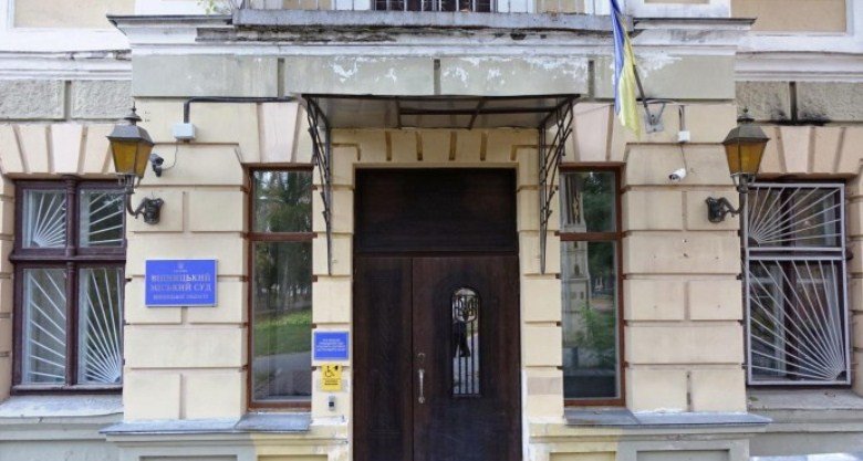 В Винницком суде мужчина начал бить себя во время заседания В Винницком суде мужчина начал бить себя во время заседания