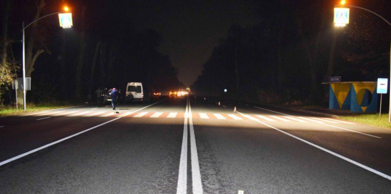 В Винницкой области погибли двое пешеходов, которые перебегали доро... В Винницкой области погибли двое пешеходов, которые перебегали дорогу в неустановленном месте