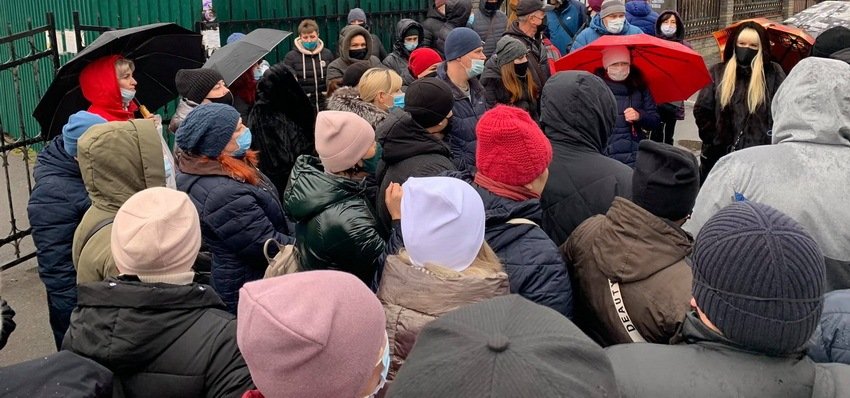 В Виннице торговец из Азербайджана бесплатно раздавал фрукты в чест... В Виннице торговец из Азербайджана бесплатно раздавал фрукты в честь победы его страны в войне с Арменией