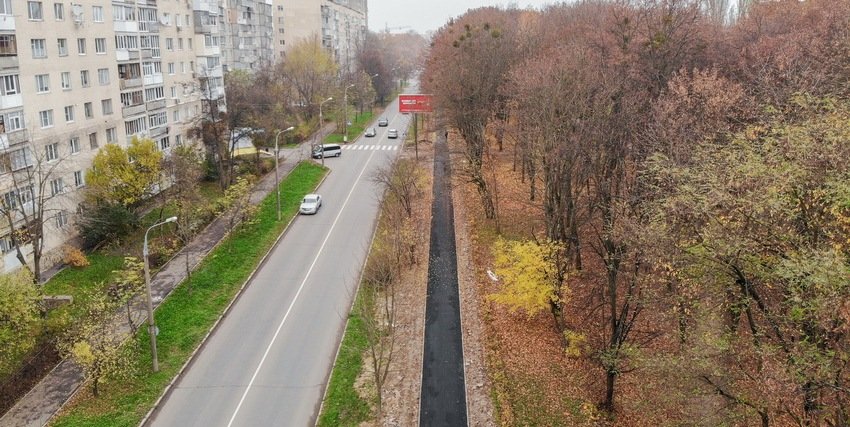 В Виннице вдоль парка Дружбы народов продолжается обустройство трот... В Виннице вдоль парка Дружбы народов продолжается обустройство тротуара и зеленой зоны