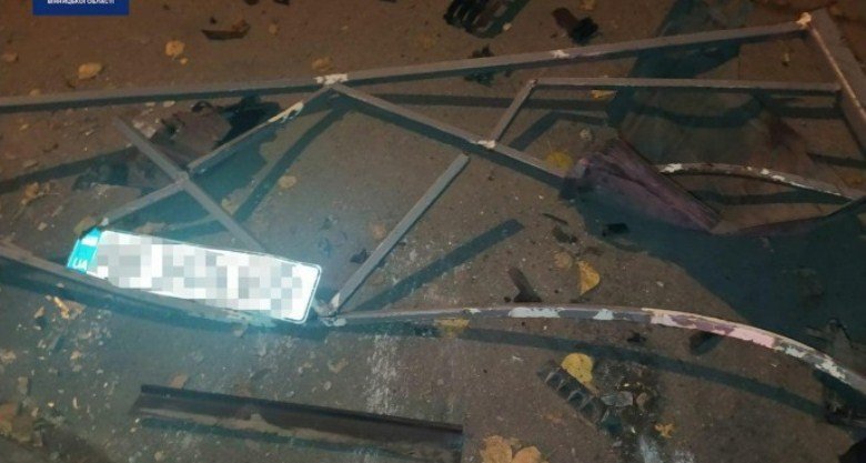 В Виннице на Келецкой девушка на Opel Astra влетела в огорожу В Виннице на Келецкой девушка на Opel Astra влетела в огорожу