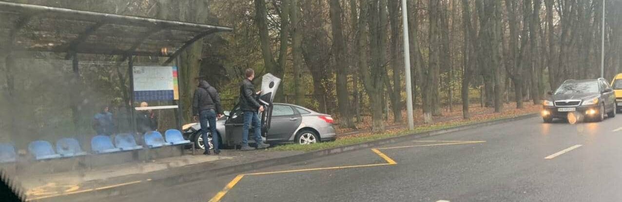 В Виннице автомобиль едва не влетел в остановку. Фото В Виннице автомобиль едва не влетел в остановку. Фото