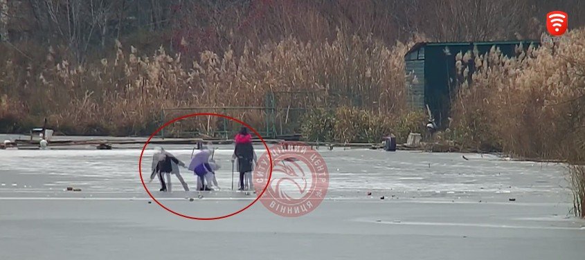 В Виннице трое детей уже скользили по тонкому льду Южного Буга. Видео В Виннице трое детей уже скользили по тонкому льду Южного Буга. Видео