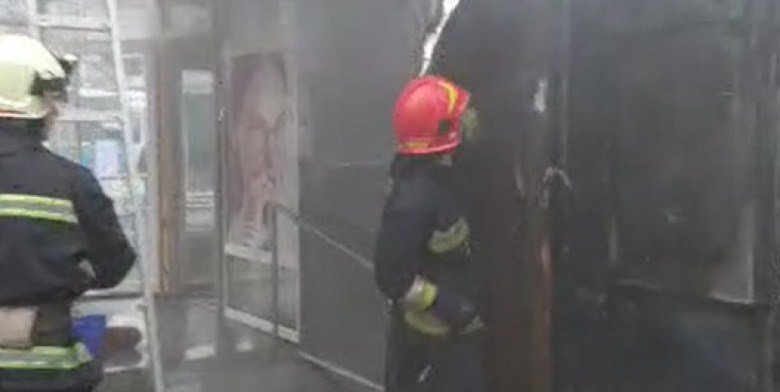 В Виннице на улице Пирогова горит магазин оптики (видео) В Виннице на улице Пирогова горит магазин оптики (видео)