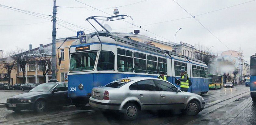 В Виннице на Соборной Volkswagen заблокировал движение трамваям