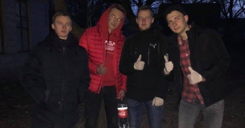 В Копайгороде ребята убрали за другими зону отдыха. Только потом отметить 18-летие друга. Фото