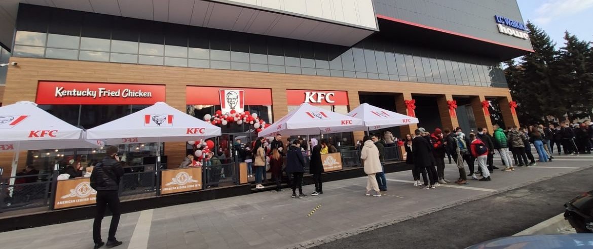 Открытие ресторана KFC в Виннице сопровождалось 100-метровой очередью на вход