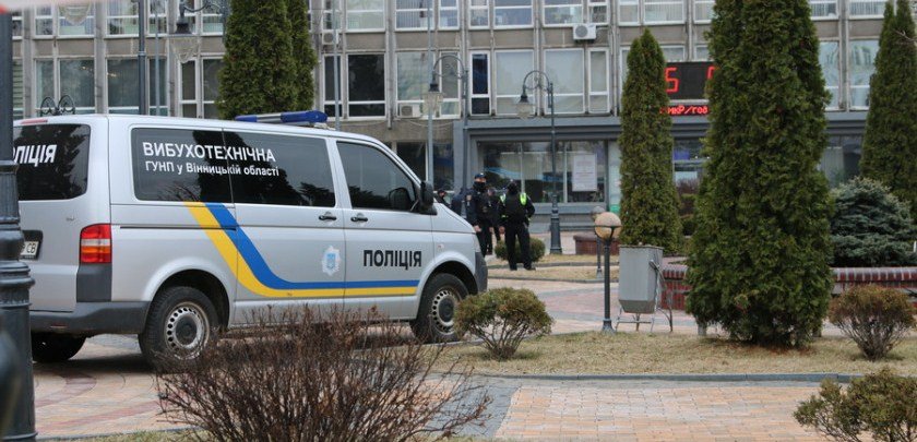 Нашли подозрительный пакет: в здание Винницкого городского совета съехалась полиция и спасатели