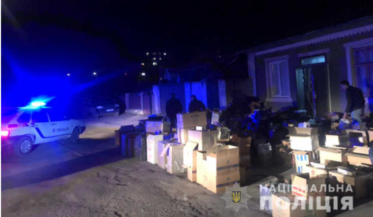 Вінницькі поліцейські викрили канал постачання контрабандних цигарок в Україну