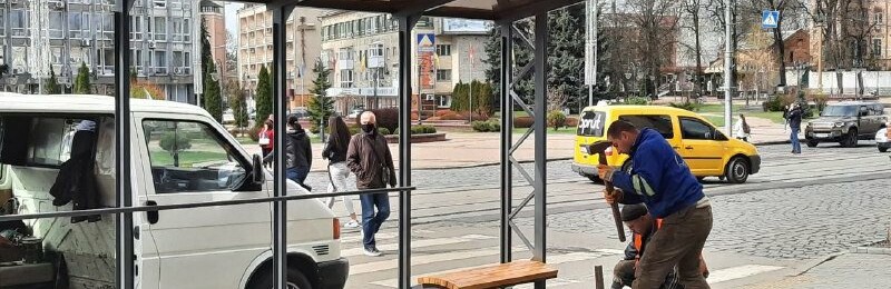 У Вінниці на вулиці Соборній встановлюють скляну зупинку