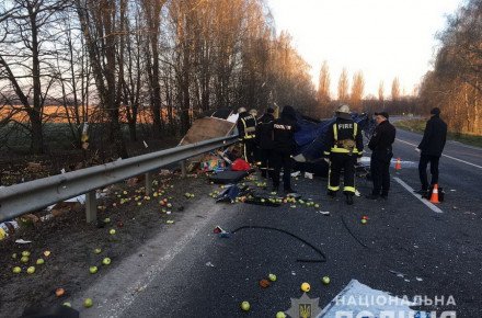 У Немирівському районі лоб в лоб зіткнулися дві вантажівки. Водії загинули на місці
