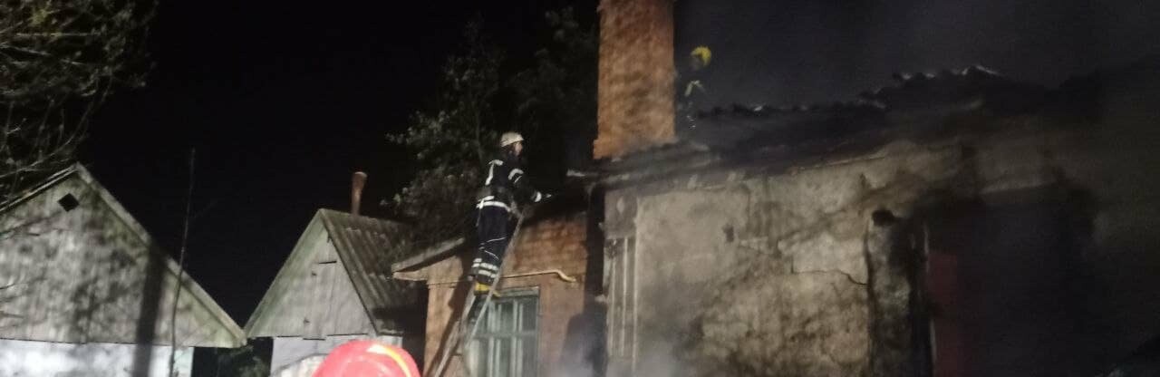 У Вінницькій області сталася масштабна пожежа через куріння в будин... У Вінницькій області сталася масштабна пожежа через куріння в будинку: загинув чоловік