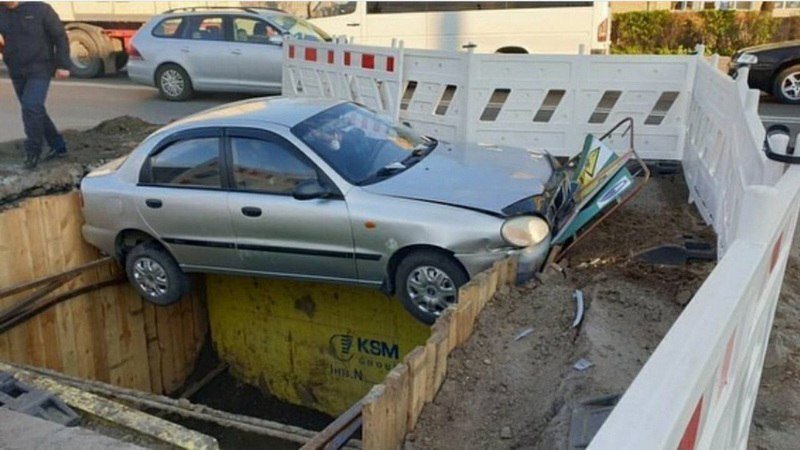 ​Автопригода по вулиці Лебединського: водій влетів у розкопану комунальниками яму