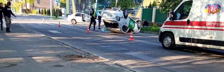 У Вінниці перекинувся автомобіль служби таксі Bolt