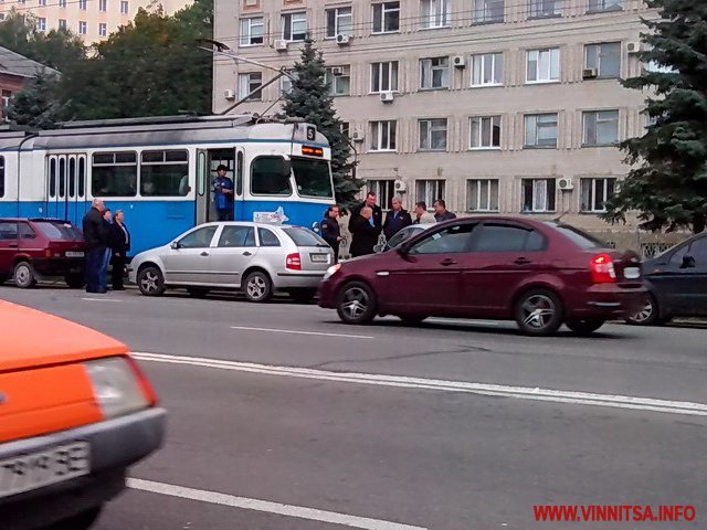 зупинив трамвай2